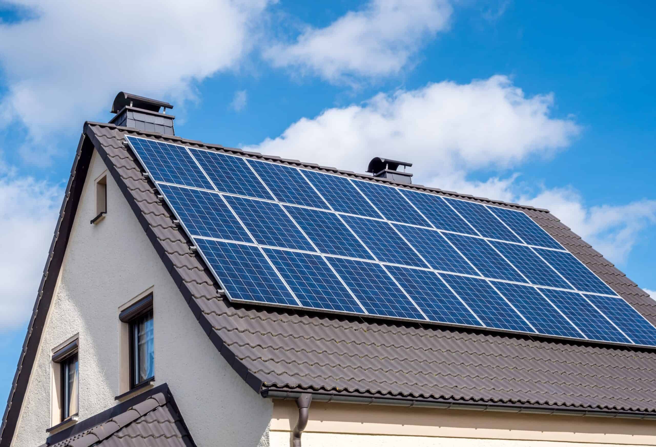 Analiza stroškov in koristi domačih solarnih elektrarn v 2025